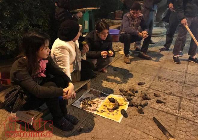 Nhộn nhịp gói bánh chưng Tết 'cộng đồng' tại các khu tập thể, chung cư Hà Nội ảnh 7
